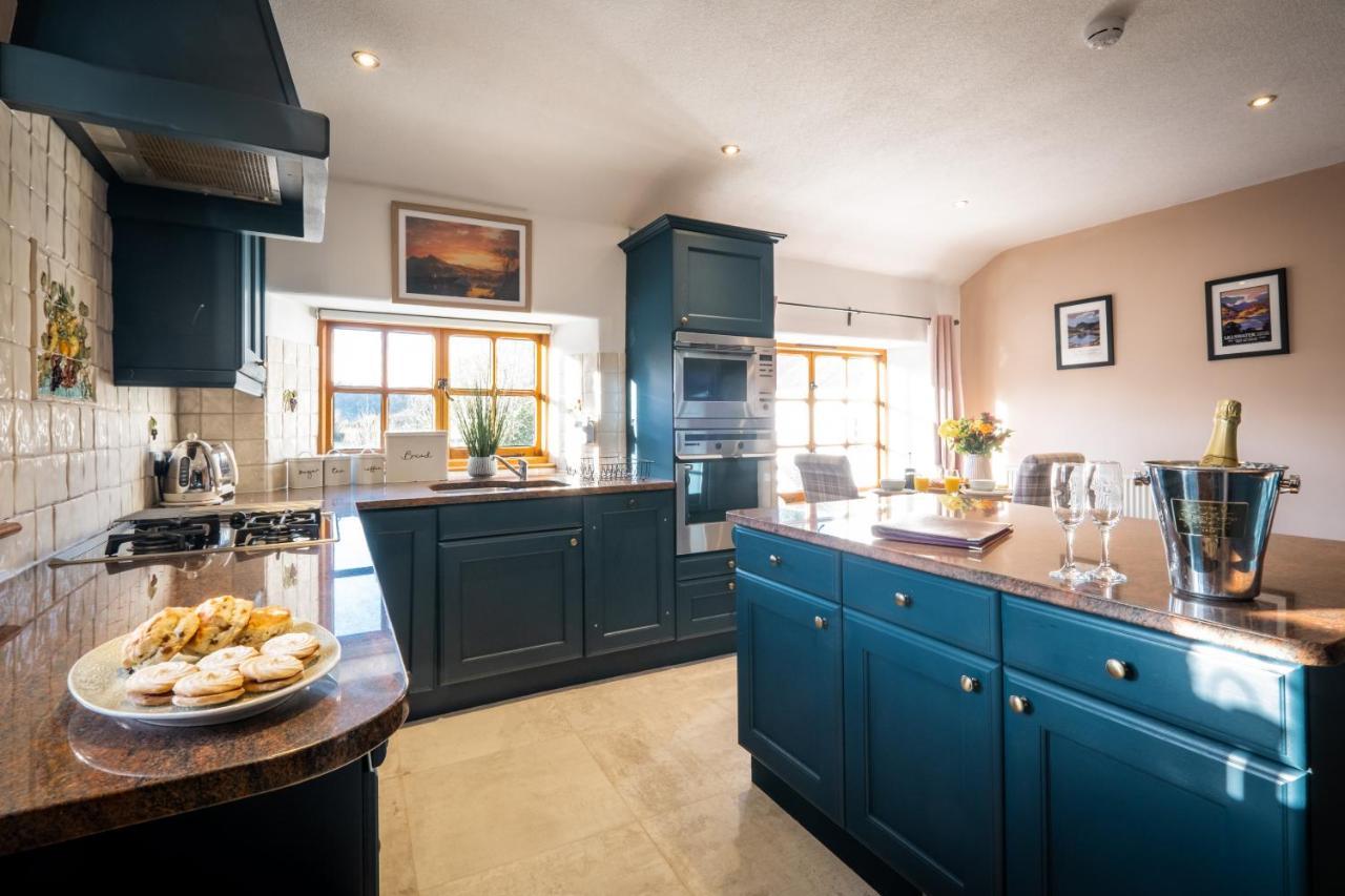 Stunning Cottage Grade 2 Listed With Parking And Hot Tub Боунес-он-Уиндермер Экстерьер фото