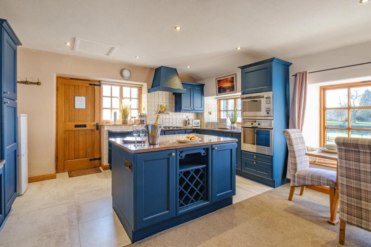 Stunning Cottage Grade 2 Listed With Parking And Hot Tub Боунес-он-Уиндермер Экстерьер фото