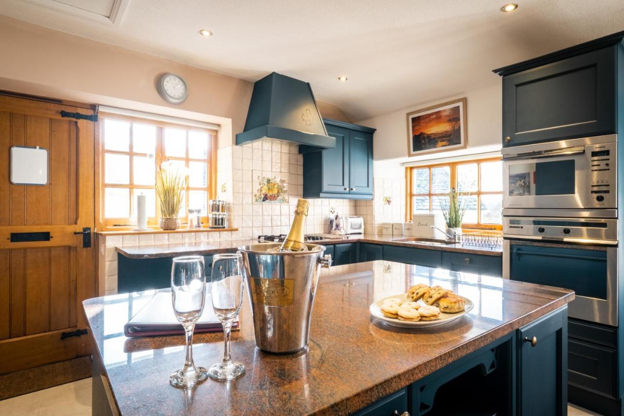 Stunning Cottage Grade 2 Listed With Parking And Hot Tub Боунес-он-Уиндермер Экстерьер фото